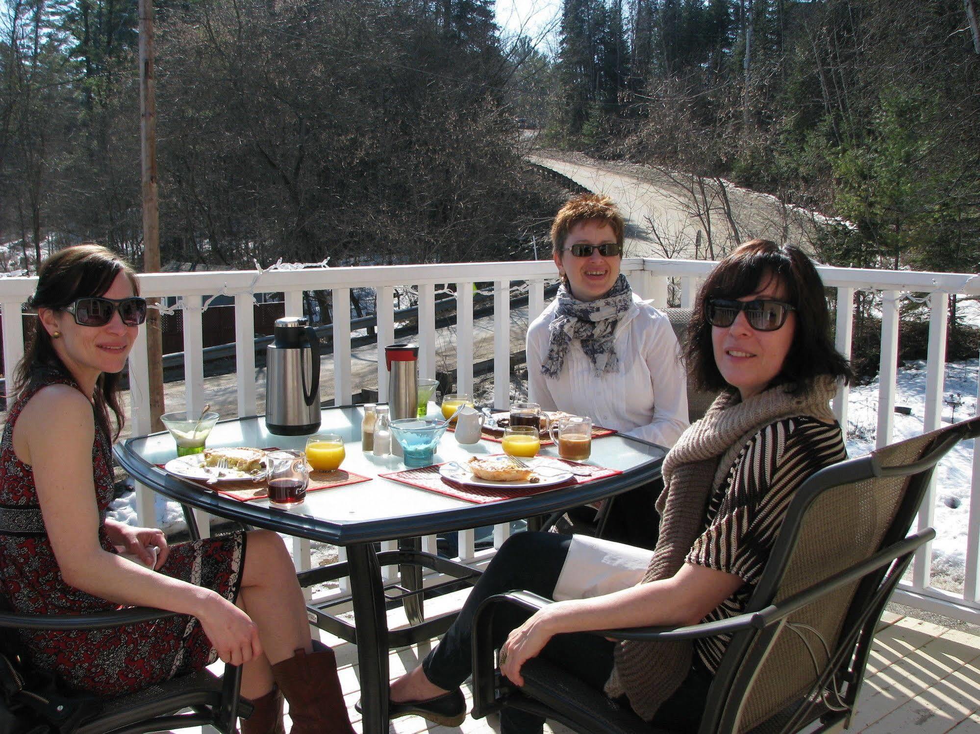Auberge De Mon Petit Chum B&B Wakefield Esterno foto
